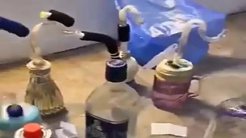 فيديو لمداهمة أمنية لمنزل مروجي مخدرات يحتجزون فتاة بالرياض