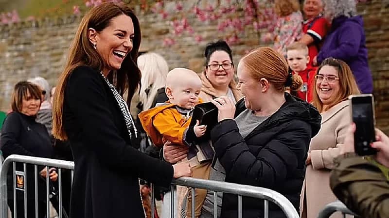 بالفيديو.. لحظة انتزاع رضيع حقيبة الأميرة كيت ميدلتون