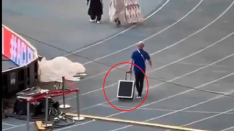 بالفيديو.. حقيبة كأس آسيا تصل الملعب قبل انطلاق النهائي