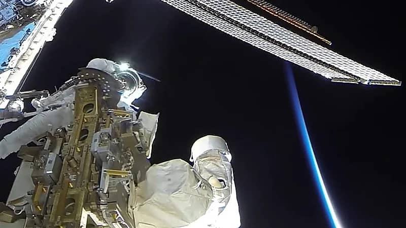 شاهد .. النيادي يوثق أولى لحظات سيره في الفضاء