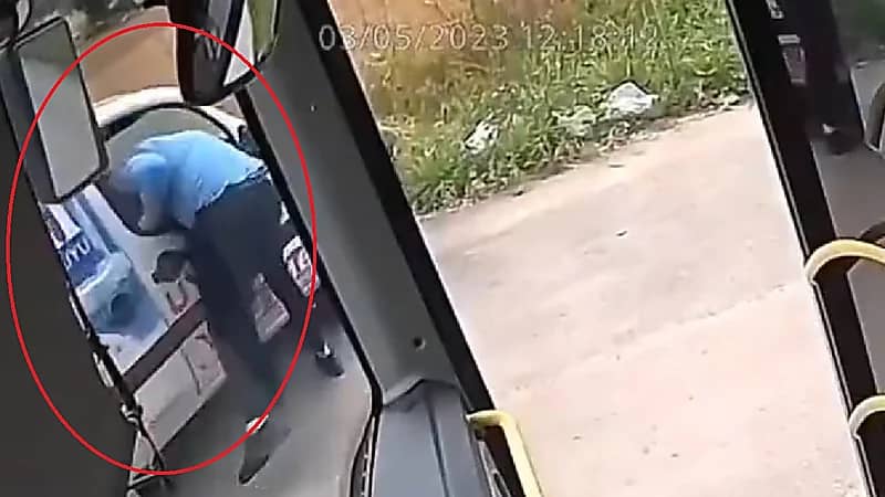 شاهد .. سائق حافلة ينقذ مركبة من السقوط في الهاوية في 4 ثوان