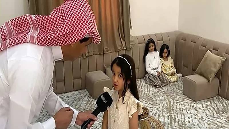 القريات..طفلة لمنقذها من هجوم الكلاب الضالة: "تكفى لاتخطفني"