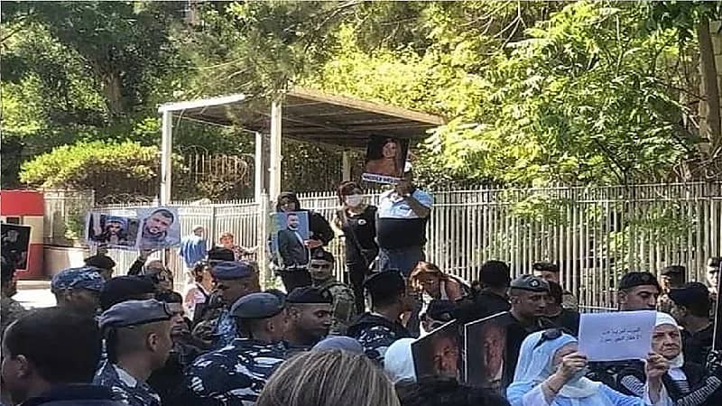 أهالي ضحايا مرفأ بيروت يضرمون النار في إطارات