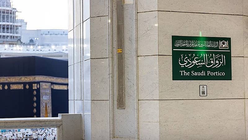 بدء تركيب اللوحات التعريفية بالرواق السعودي .. صور