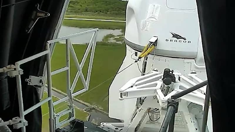 لحظة انفصال الذراع عن صاروخ "فالكون 9" استعدادا للانطلاق ⁧‫ نحو الفضاء‬⁩