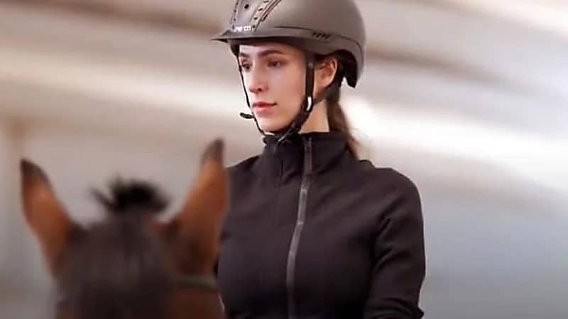 خطيبة ولي عهد الأردن تمارس هواية ركوب الخيل (صور)