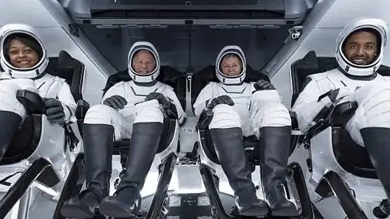 لحظة فتح باب مركبة دراغون استعدادا لنزول "علي" و"ريانة" لمحطة الفضاء الدولية