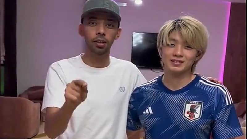 شاب ياباني يقطع آلاف الكيلومترات لحضور تتويج الاتحاد بالدوري (فيديو)