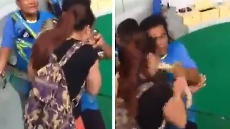  أفعى تلدغ فم سيدة حاولت تقبيلها ..فيديو