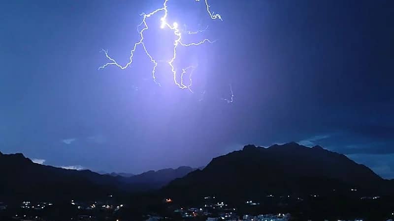 وفاة شخص إثر إصابته بصاعقة رعدية في عسير