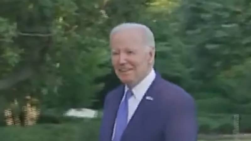 بايدن يؤدي رقصة صغيرة لإثبات أنه بخير بعد تعثره (فيديو)