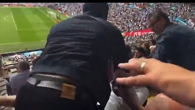 سبيد يتشاجر مع مشجع مانشستر سيتي في الملعب ..فيديو