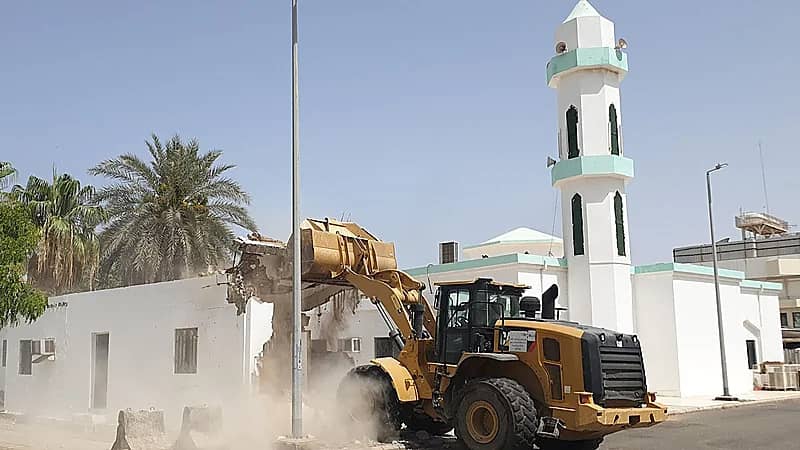 بلدية عزيزية جدة تزيل مباني مخالفة شُيِّدت داخل حديقة عامة
