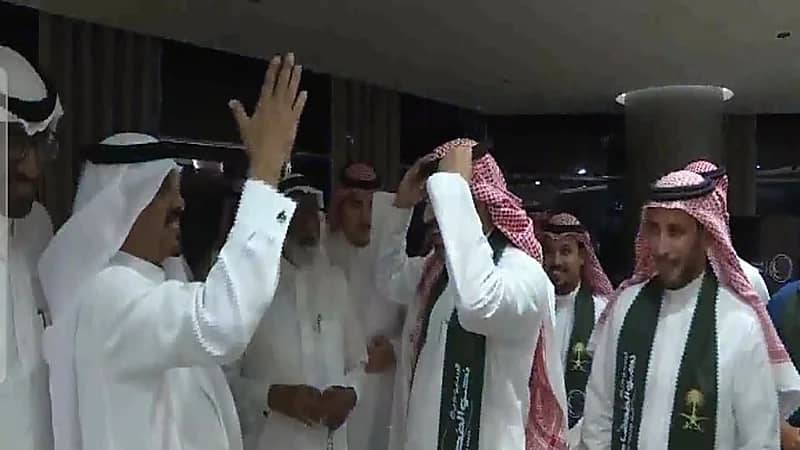 عم رائد الفضاء علي القرني خلال استقباله بمطار الملك خالد: أنتم فخر وتاج رؤوسنا ..فيديو 