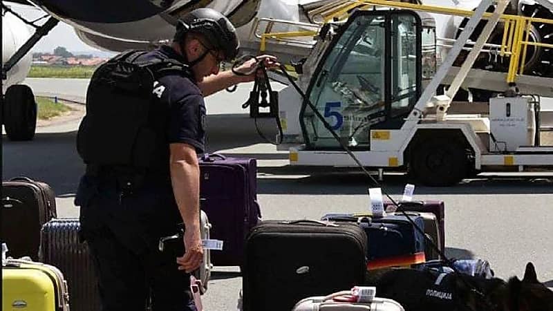 الغيرة تدفع مضيفة طيران لتصرف مرعب