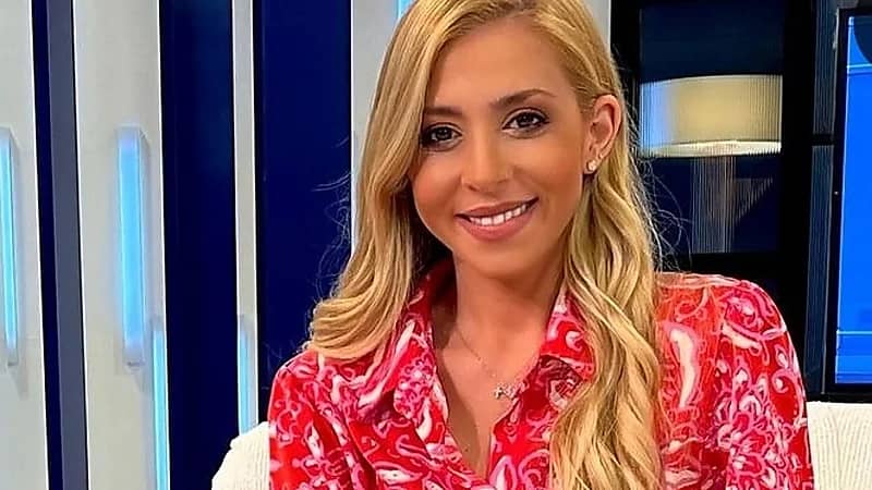 مذيعة لبنانية تواصل خروجها عن النص وتظهر بإطلالة مثيرة على البحر