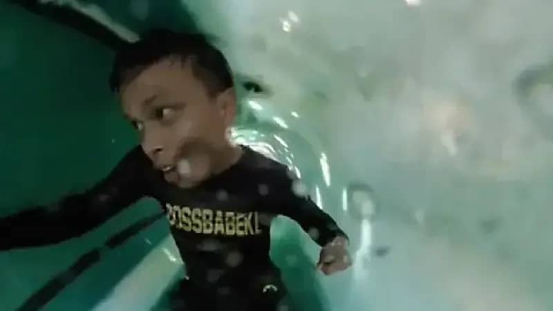 تيك توكر يعلق داخل زلاجة مائية في مشهد يحبس الأنفاس - فيديو