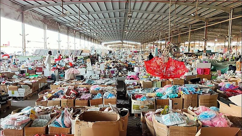 إتلاف 15 طناً من الملابس الجاهزة و400 كجم من المواد الغذائية بحراج الصواريخ بجدة