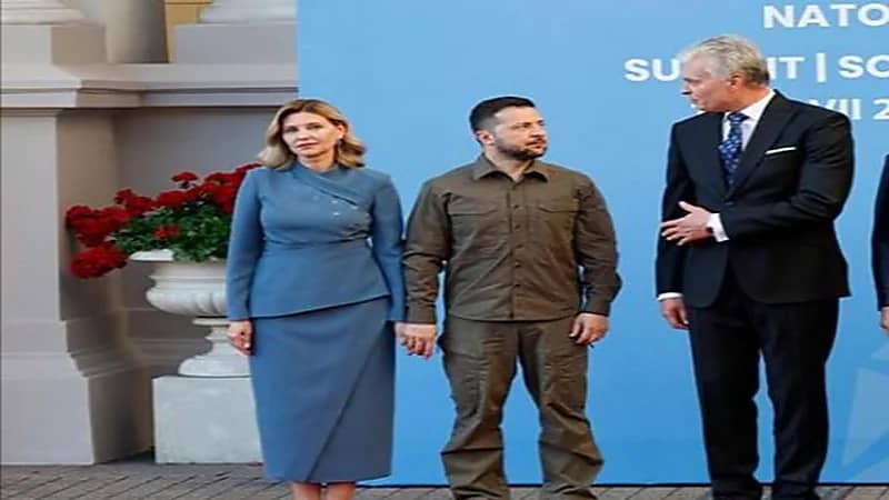 موقف محرج لزيلينسكي وهو يحاول الإمساك بيد زوجته لكنها ترفض.. فيديو