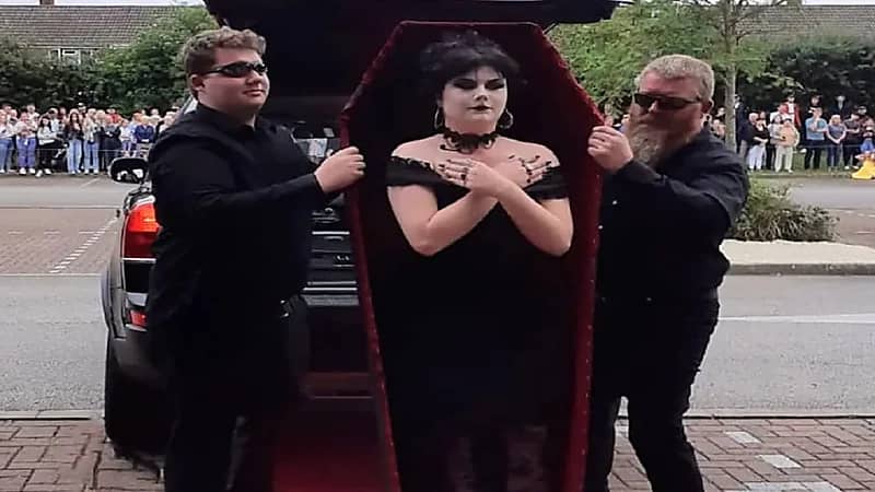 طالبة تحضر حفل تخرجها داخل نعش.. صور