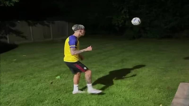 نجم مانشستر يونايتد يتدرب بقميص النصر.. فيديو