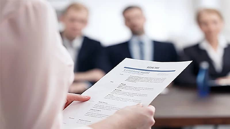 مختص للباحثين عن عمل: اسألوا عن ممارسات الشركة قبل العمل فيها .. فيديو