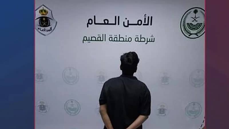 القبض علي مروج للمخدرات بحوزته أسلحة نارية وبيضاء بالقصيم