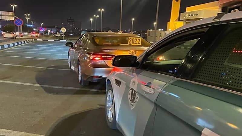 ضبط قائد مركبة وقف في منتصف الطريق وعرقل حركة السير بعسير