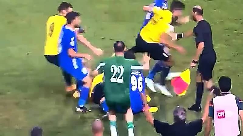 إشتباكات بالأيدي في ديربي الشمال بالأردن بين فريقي الرمثا والحسين  .. فيديو