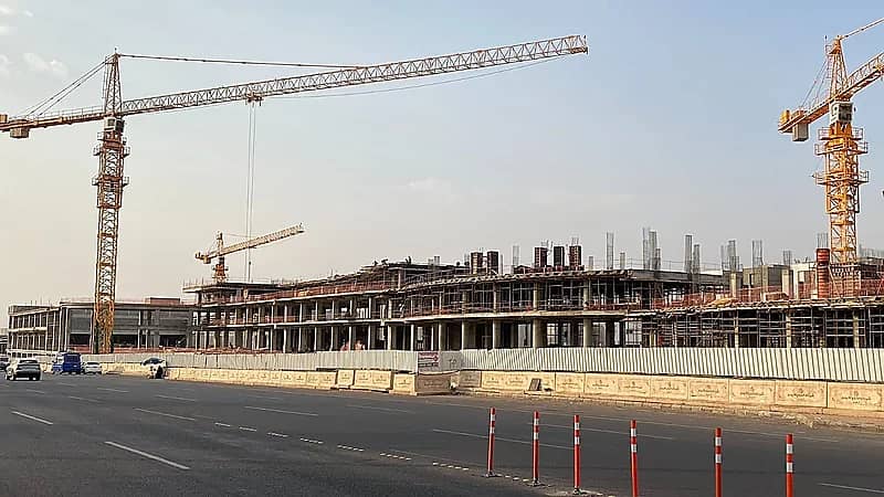 مجمع تجاري جديد بتصميم مميز على طريق قباء..صور