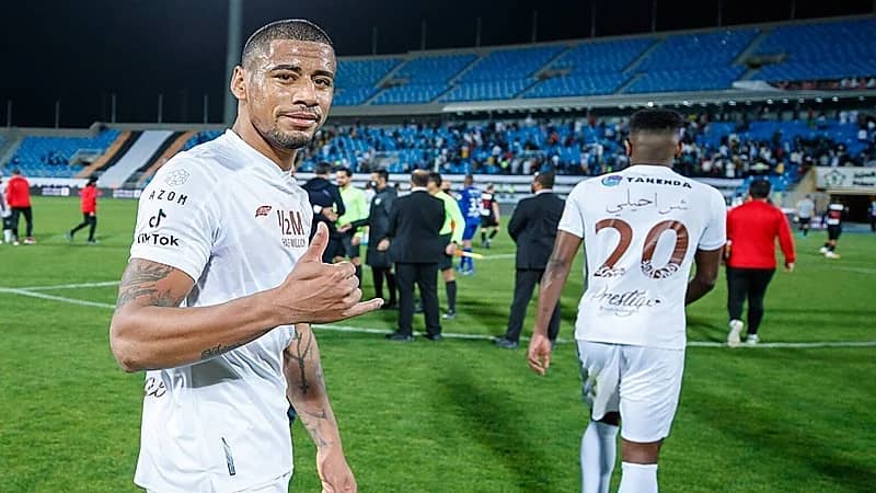 سانتوس يرد على أنباء رحيله من الشباب