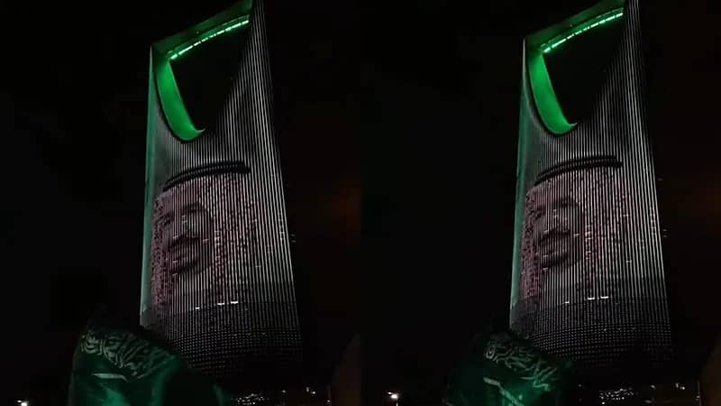 برج المملكة يتزين بصورة خادم الحرمين الشريفين واللون الأخضر بمناسبة اليوم الوطني.. فيديو