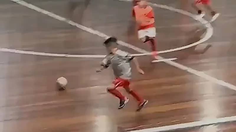 طفل صغير يظهر مهارة عالية أثناء لعبه الكرة .. فيديو