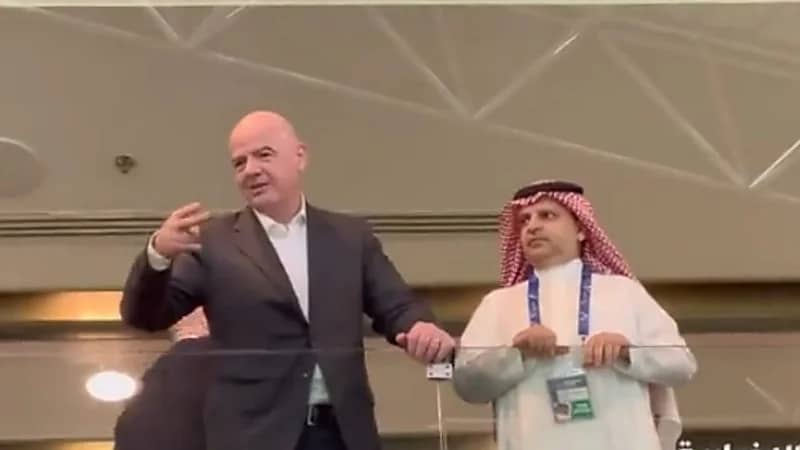 رئيس فيفا وآل معمر يتابعان مباراة النصر والدحيل .. فيديو
