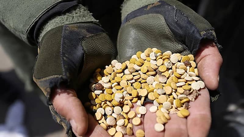 مشهد مريب لشخص ضربت دماغه بسبب نوع جديد من المخدرات.. فيديو