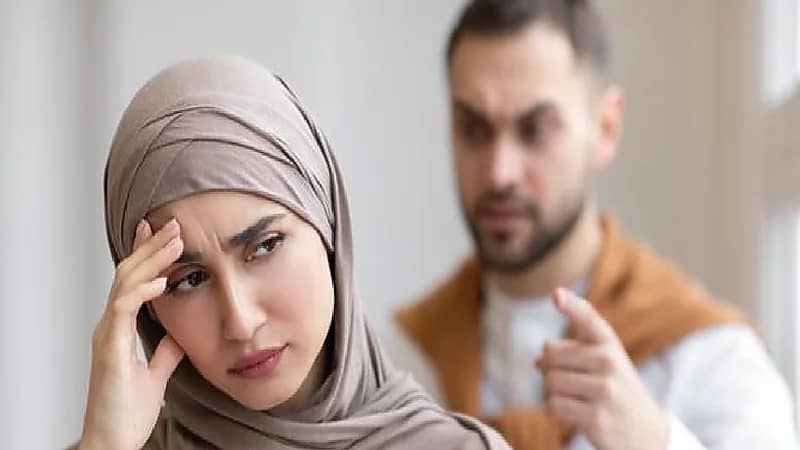 طريقة تعامل المرأة مع غيرة الزوج المرضية.. فيديو