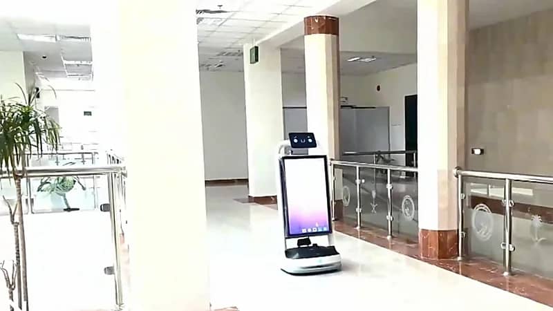 رئيس بيشة : الروبوت مخصص لتقديم الخدمات البلدية للمستفيدين .. فيديو