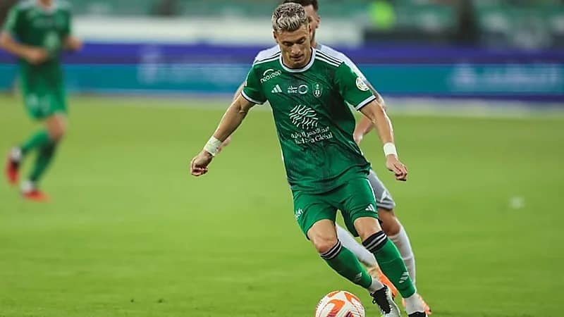 نادي تركي يصدم الأهلي في صفقة مدافعه أليوسكي