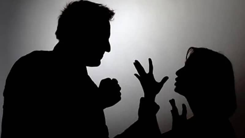 زوج يُصيب نفسه بمكان حساس ويتهم زوجته بغرض الانتقام