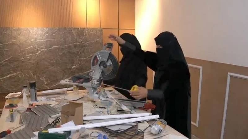 فتيات سعوديات يمتهن البناء وأعمال الدهانات بطاقم نسائي متكامل .. فيديو