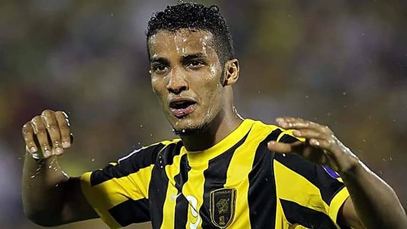 تعليق نايف هزازي على اصطدام كرة لاعب الاتحاد في الحكم .. فيديو