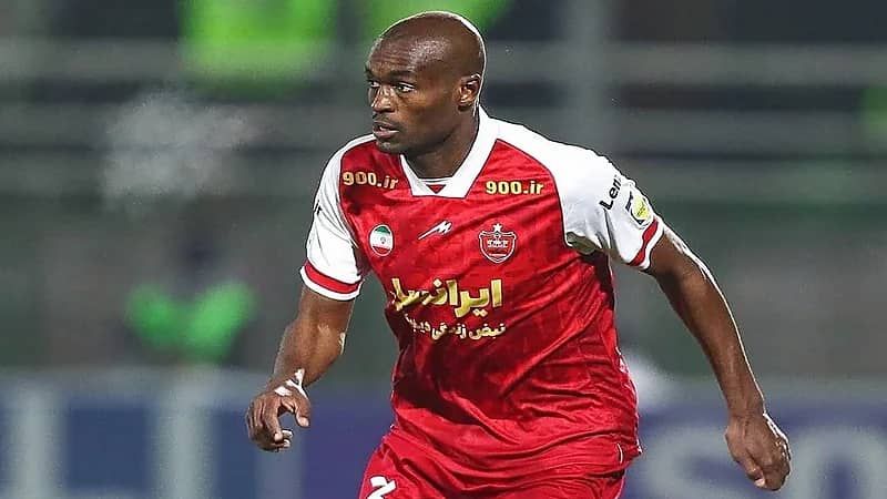 لاعب قطري يحرز هدفًا في مرمى فريقه بالخطأ.. فيديو