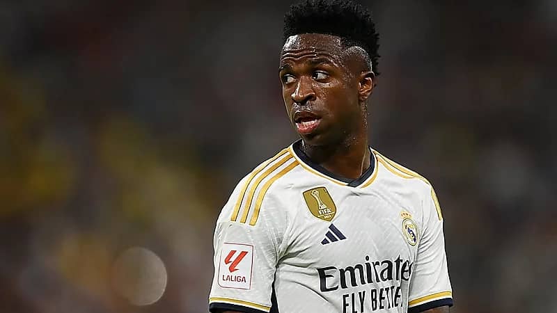 الريال يشكو برشلونة وأتليتكو مدريد بسبب العنصرية ضد نجمه