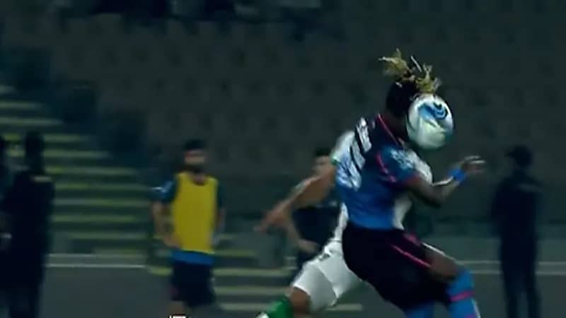 لحظة إصابة علي مجرشي وإسلام هوساوي بعد تداخل عنيف .. فيديو