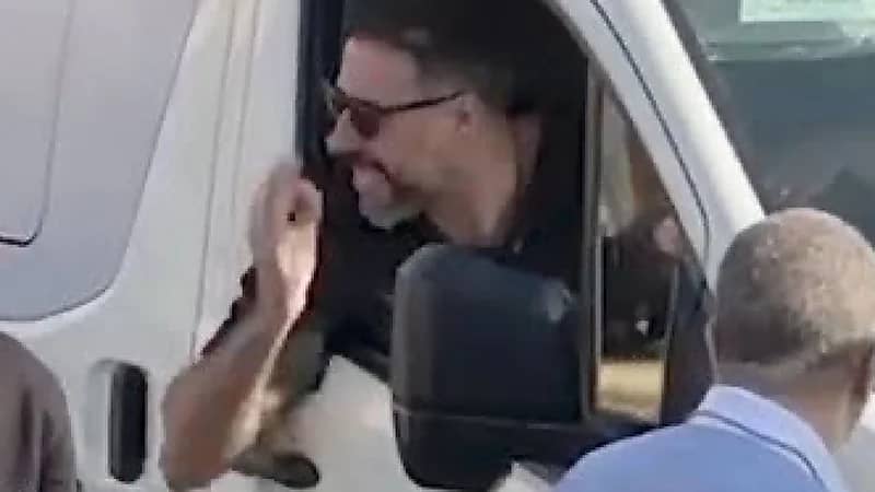 أحمد السعدني يعتدي لفظيا على الصحفيين في جنازة والده ..فيديو