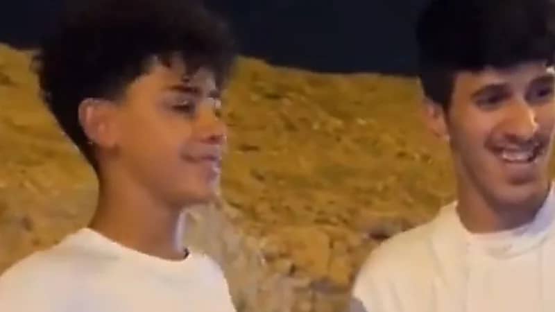 سيارة نجل رونالدو تصدم المشجعين .. فيديو