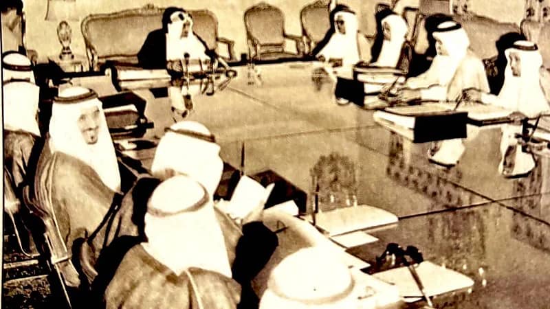 الملك فيصل مترأسًا مجلس الوزراء في بداية السبعينيات الميلادية  ..  صور