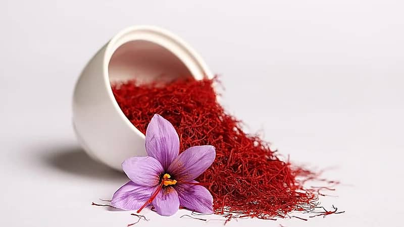 استشاري يكشف حقيقة فعالية شرب الزعفران لحل مشاكل البشرة .. فيديو