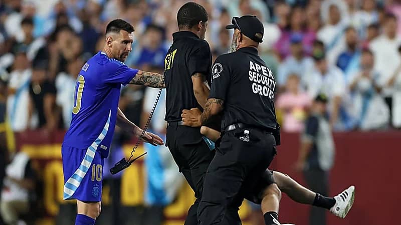 مشجع يقتجم مباراة الأرجنتين وغواتيمالا للتصوير مع ميسي.. والأمن يتدخل