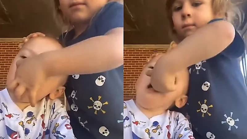 سرعة بديهة طفل تنقذ حياة أخيه من الاختناق .. فيديو